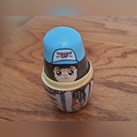 2022 Stranger Things Nestables Wooden Nesting Dolls (6 Dolls in 1). - Picture 10 of 15